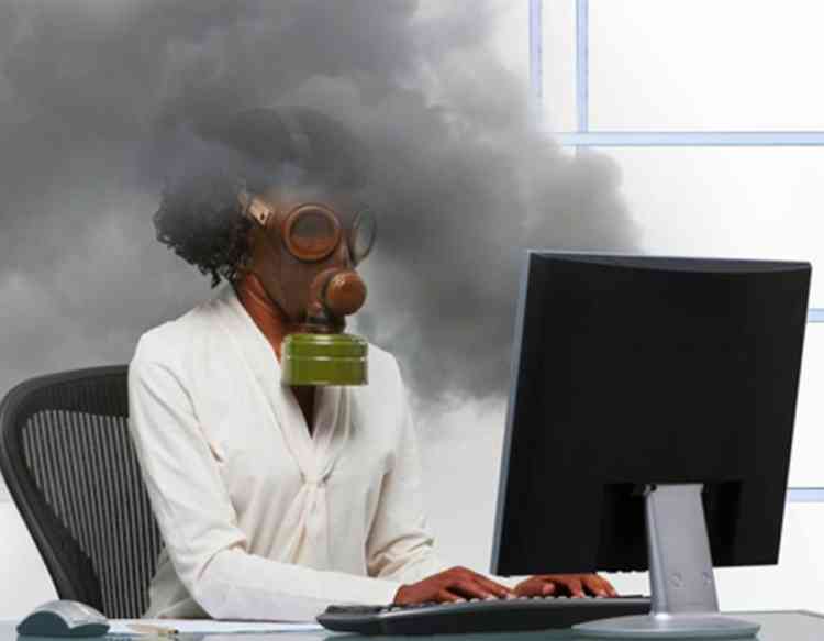 هل تعمل في بيئة سامة؟ | علامات تدل على أنك في بيئة سامة وكيفية التعامل مع هذا الأمر