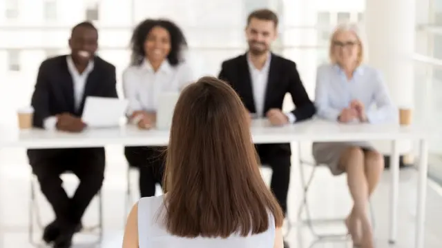 كيف تجاوب على أصعب أسئلة مقابلات العمل (زي: “ما هو أكبر ضعف عندك؟”)